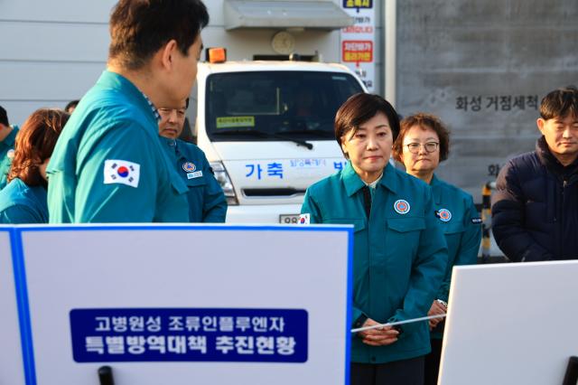 농림축산식품부 송미령 장관이 24일 경기도 화성 거점소독시설에서 설 명절 연휴 대비 가축방역 방역 태세를 점검하고 있다사진농림축산식품부