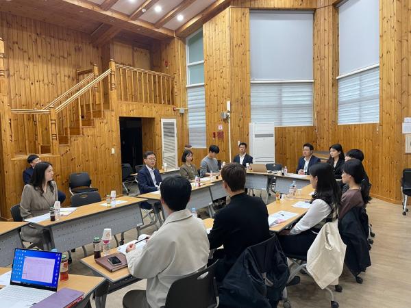 연원정 인사처장이 저연차 공무원들과 간담회를 갖고 대화를 하고 있다 사진인사혁신처 