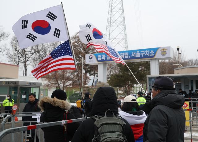 참모들 만난 尹, "여기도 사람 사는 곳, 잘 지내고 있다"