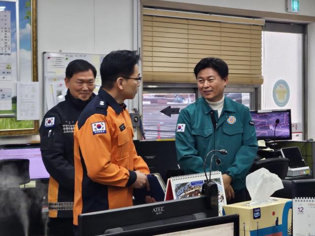 조용익 부천시장이 부천소방서를 방문하여 관계자들을 격려하고 있다 사진부천시