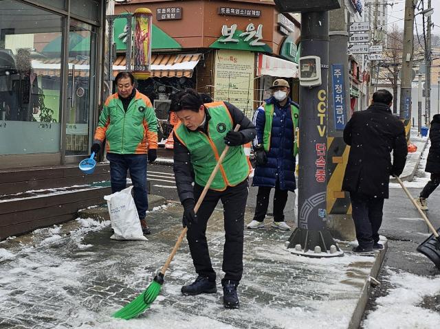 조용익 부천시장이 설연휴 자율방재단과 함께 제설작업에 동참하고 있다 사진부천시