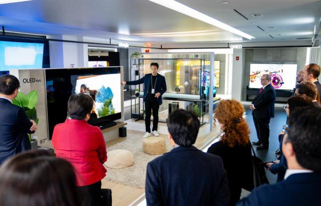 LG Electronics showcases technologies to consul generals from 11 countries