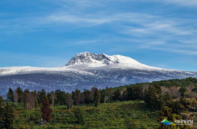 Honorable Mention Snow-covered Hallasan Beyond the Tangerine Fields by Kim Soo-young Courtesy of the Korea National Park Service
