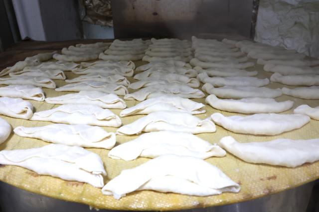 Yakimandu fried dumpling dough at Kyungdong Market AJP Han Jun-gu 