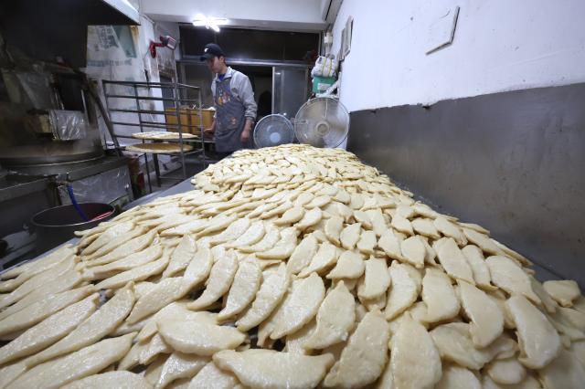 Drying yakimandu fried dumpling dough at Kyungdong Market AJP Han Jun-gu 