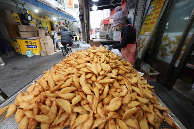 Yakimandu fried dumpling stall at Kyungdong Market AJP Han Jun-gu 