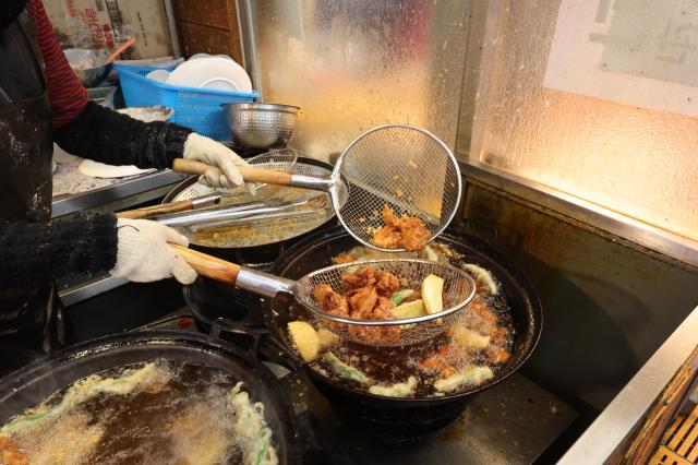 Fried chicken store at Kyungdong Market AJP Han Jun-gu 