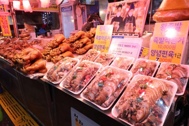 Jokbal braised pigs trotters shop at Kyungdong Market AJP Han Jun-gu 