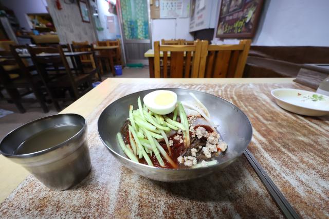 Spicy bibim-naengmyeon Spicy cold noodles at Kyungdong Market AJP Han Jun-gu 