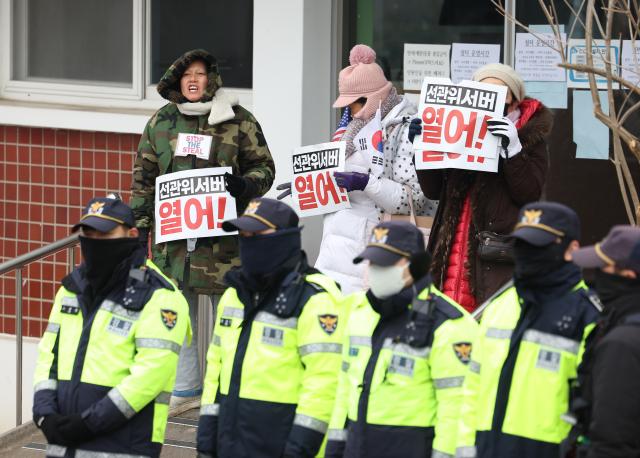 31일 오전 경기도 의왕시 서울구치소 앞에서 윤석열 대통령 지지자들이 손팻말을 들고 있다 사진연합뉴스