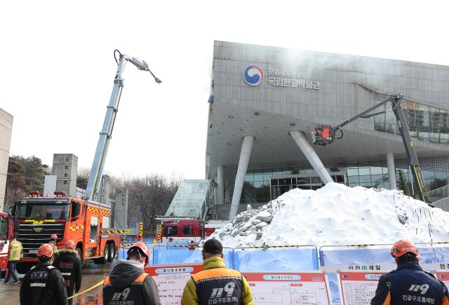  1일 오전 서울 용산구 국립한글박물관에서 불이 나자 소방관들이 화재 진압을 시도하고 있다 사진연합뉴스