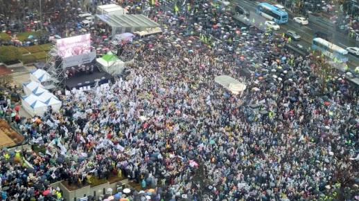 釜山駅で大規模な尹大統領の弾劾反対集会…チョン・ハンギル氏「戒厳は啓蒙令」