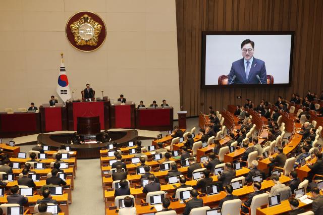 우원식 국회의장이 3일 오후 국회 본회의장에서 열린 제422회 국회임시회 개회식 및 본회의에서 개회사를 하고 있다 사진연합뉴스