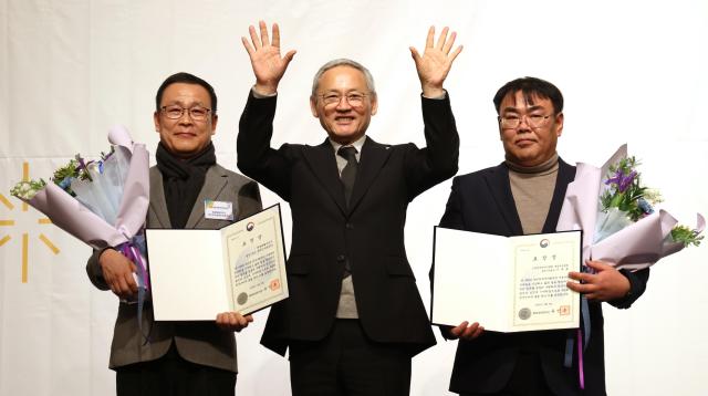 유인촌 문화체육관광부 장관이 3일 서울 서대문구 스위스그랜드호텔 그랜드볼룸에서 열린 제5회 한국수어의 날 기념식에서 한국수어발전 유공자에게 장관 표창을 수여한 뒤 기념촬영을 하고 있다 사진문체부