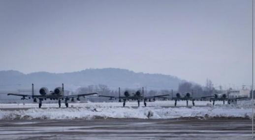 在韓米軍、大雪でも烏山・群山基地で戦闘機出撃訓練