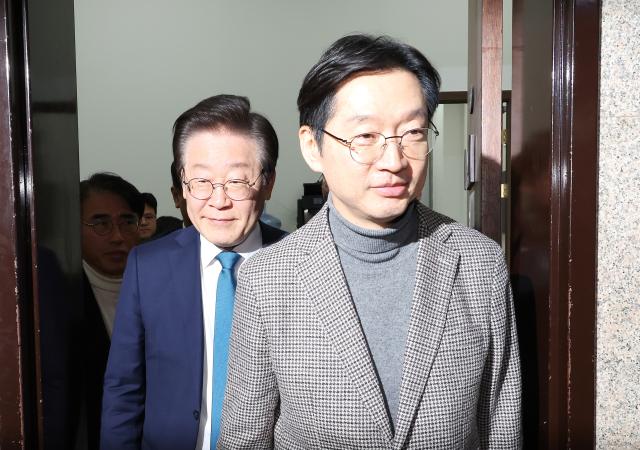 독일에서 유학 중인 김경수 전 경남도지사오른쪽가 지난해 12월 5일 오후 급거 귀국해 국회를 방문 더불어민주당 이재명 대표와 만난 뒤 나오고 있다  사진연합뉴스