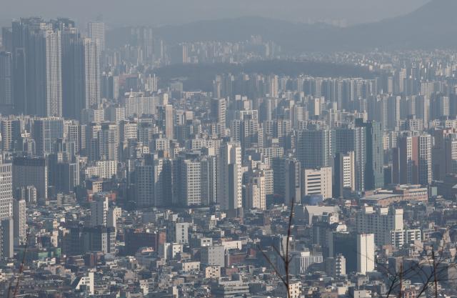 서울 남산에서 바라본 시내 아파트 단지와 빌라 모습연합뉴스