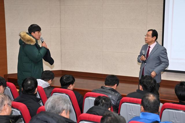 이현재 하남시장이 3일 하남유니온타워에서 환경공무관의 의견을 경청하고 있다 사진하남시