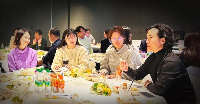 조현범 한국앤컴퍼니그룹 회장이 한온시스템 임직원 환영행사 무빙데이에 참석해 직원들과 대화하고 있다 사진한국앤컴퍼니