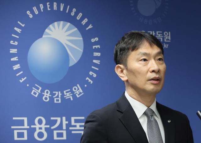 이복현 금감원장이 4일 서울 여의도 금융감독원에서 열린 2024년 금융지주·은행 등 주요 검사결과 관련 브리핑에서 모두 발언하고 있다 사진연합뉴스