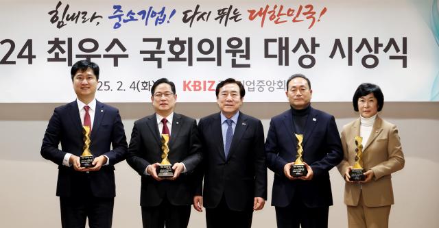 중소기업중앙회가 4일 여의도 중기중앙회에서 ‘2024년 최우수 국회의원 대상’ 시상식을 진행하고 있다 박수영·우재준 국민의힘 의원왼쪽부터 김기문 중기중앙회장 김원이·오세희 더불어민주당 의원이 시상식 후 기념촬영을 하고 있다 사진중기중앙회