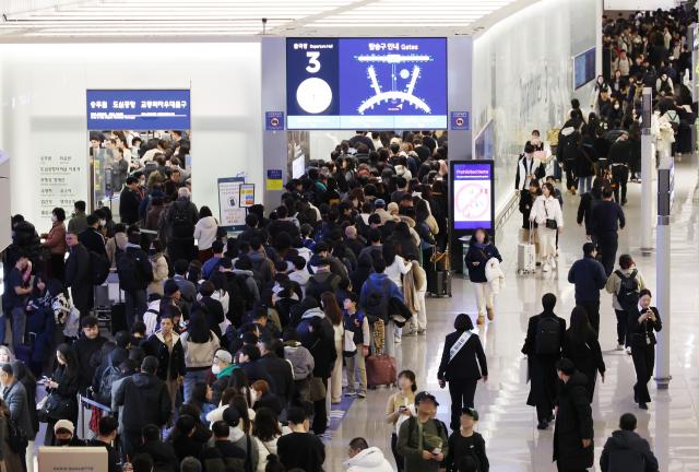 설 명절 연휴를 앞둔 23일 오전 인천국제공항 제1여객터미널 출국장에서 승객들이 탑승 수속을 위해 줄을 서고 있다 2025123 사진연합뉴스