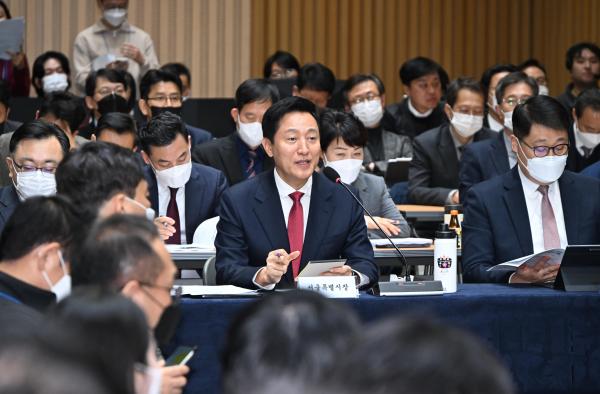 오세훈 서울시장이 14일 오후 서울 중구 서울시청에서 열린 규제 풀어 민생살리기 대토론회에서 시민 제안에 답하고 있다 사진서울시