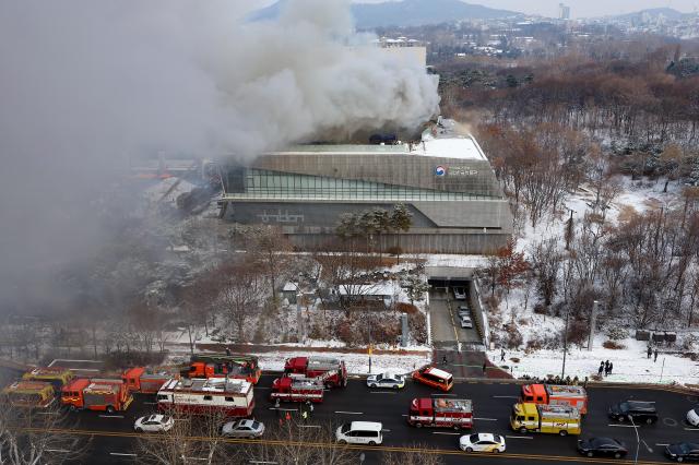 1일 오전 서울 용산구 국립한글박물관에서 불이 나자 소방관들이 건물 옥상에서 화재 진압을 시도하고 있다 사진연합뉴스