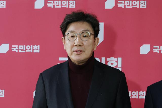 권성동 국민의힘 원내대표가 5일 국회에서 추경 관련 여야 협상 등 현안에 대한 입장을 밝히고 있다 사진연합뉴스