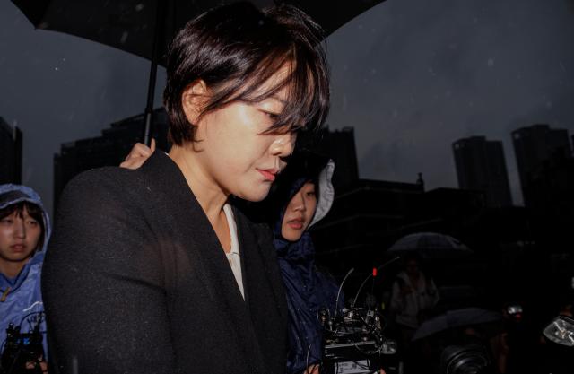 Former President Moon Jae-ins daughter Da-hye arrives at a police station in Yongsan Seoul in this file photo from October 2024 Yonhap