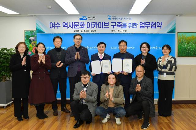 정기명 여수시장이 여수민예총과 함께 ‘여수시 역사·문화 아카이브 구축을 위한 업무협약’을 체결하고 기념촬영을 하고 있다사진여수시