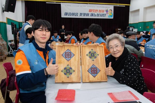 광양제철소 생산기술직 신입사원들이 마음이음 꽃꽃이 재능봉사단 지역 어르신과 함께 목공예품을 만들고 있다 사진광양제철소