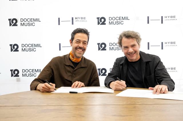 L to R Musician Emmanuel del Real and Fernando Grediaga general manager de HYBE Latin America Courtesy of DOCEMIL Music
