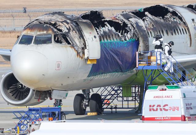 지난 3일 부산 강서구 김해국제공항 에어부산 화재현장에서 국토부 항공철도사고조사위원회와 프랑스 항공사고조사위원회 경찰 소방 등이 합동감식을 진행하고 있다 사진연합뉴스