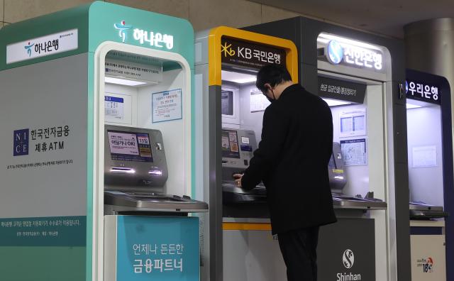 서울 시내 설치된 현금 자동 입출금기(ATM)에서 한 시민이 은행 업무를 보고 있다. [사진=연합뉴스]
