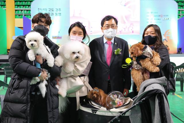 주낙영 경주시장이 반려인들과 기념 촬영을 하고 있는 모습 사진경주시