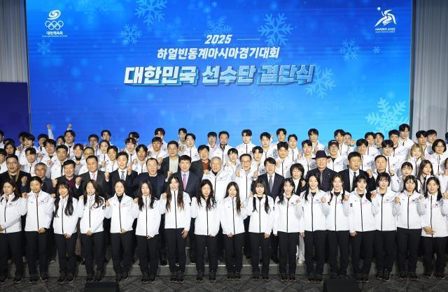 South Korean athletes pose for a commemorative photo for the 2025 Harbin Asian Winter Games at Olympic Parktel in Seoul on Jan 24 2025 Yonhap