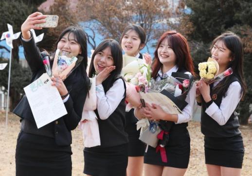 PHOTOS: Graduates in South Korea embrace new beginnings