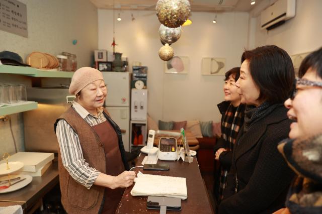 오영주 중소벤처기업부 장관이 6일 서울 지역 골몰상권을 찾아 방문해 한 상인의 애로사항을 듣고 있다 사진중기부