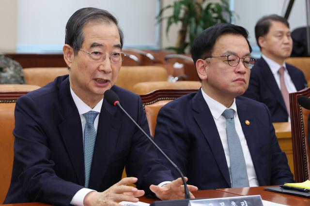 한덕수 국무총리가 6일 국회에서 열린 윤석열 정부의 비상계엄 선포를 통한 내란 혐의 진상규명 국정조사 특별위원회 3차 청문회에서 질문에 답변하고 있다 사진연합뉴스