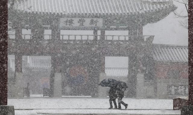 6일 오후 대설주의보가 발효 중인 경기도 수원시 팔달구 화성행궁에 눈이 내리고 있다 사진연합뉴스