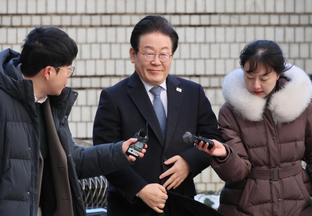 더불어민주당 이재명 대표가 5일 서울 서초구 서울고등법원에서 열린 공직선거법 위반 사건 2심 속행공판에 출석하고 있다 사진연합뉴스