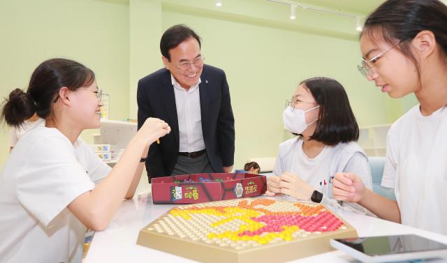 서거석 전북특별자치도교육감가운데이 수학체험센터를 찾아 학생들과 이야기를 나누고 있다사진전북특별자치도교육청