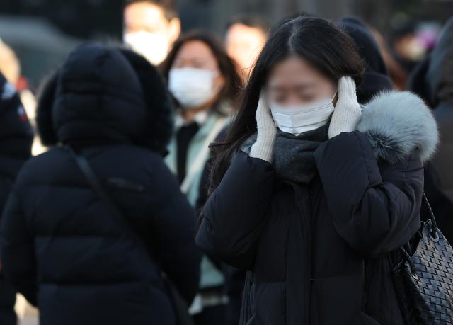 한파가 기승을 부리며 서울의 체감온도가 영하 187도까지 떨어진 4일 오전 서울 종로구 광화문네거리에서 시민들이 이동하고 있다 사진연합뉴스