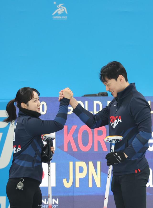 8일 중국 하얼빈 핑팡 컬링 아레나에서 열린 컬링 믹스더블 결승 한국과 일본의 경기에 앞서 한국 김경애-성지훈이 손을 맞잡고 선전을 다짐하고 있다 사진연합뉴스