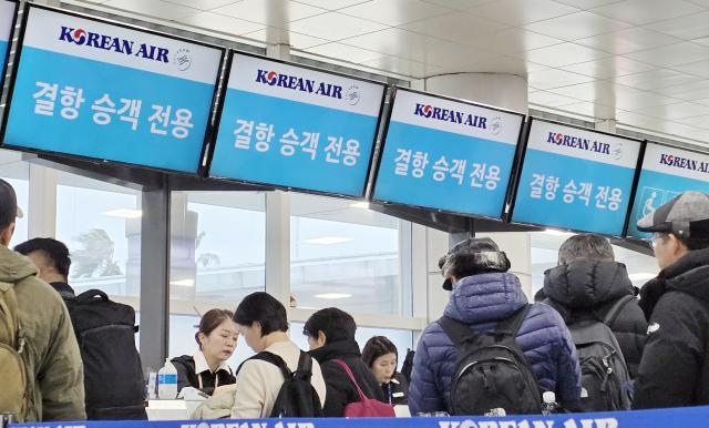 대한항공이 8일 제주공항 출발대합실 발권 카운터에 결항 승객을 위한 전용 카운터를 마련해 운영하고 있다 사진연합뉴스