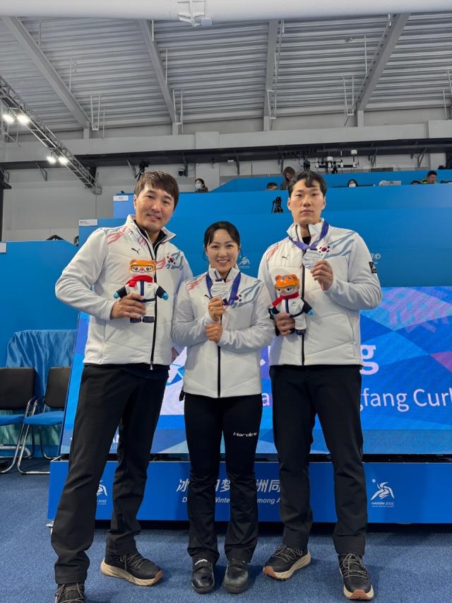 대한민국 믹스더블 컬링 대표팀이 지난 8일 중국 하얼빈에서 개최된 제9회 하얼빈 동계아시안게임에서 준우승을 차지하고 있다 사진강릉시