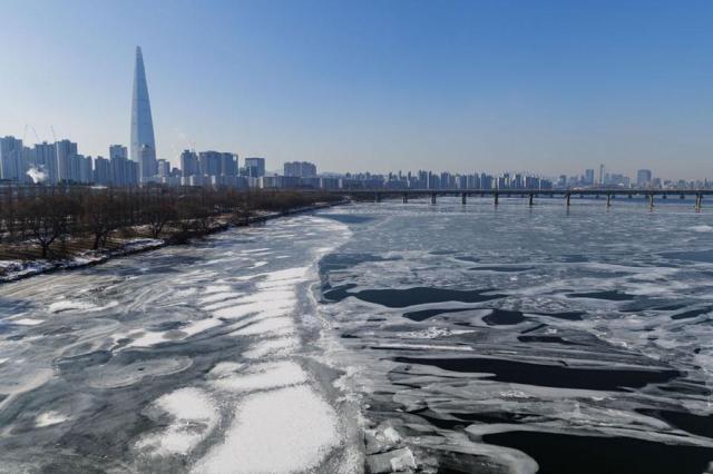 Weeklong cold spell freezes Han River for first time this winter