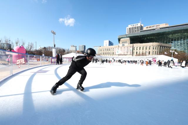 People skating at Seoul Plaza ice skating rink AJP Han Jun-gu