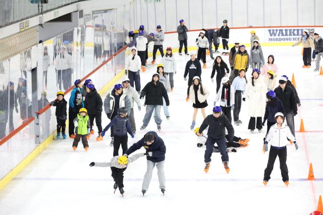 People skating at Mokdong Ice Rink AJP Han Jun-gu